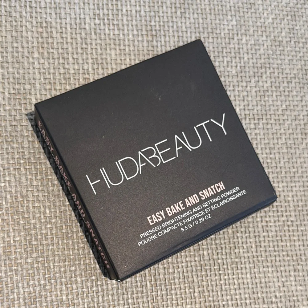 HUDA BEAUTY easy bake and snatch pressed brightening and setting Powder